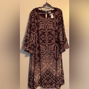 Avenue flowy dress women’s size 22/24 burgundy 3/4 sleeves with ruffles on ends